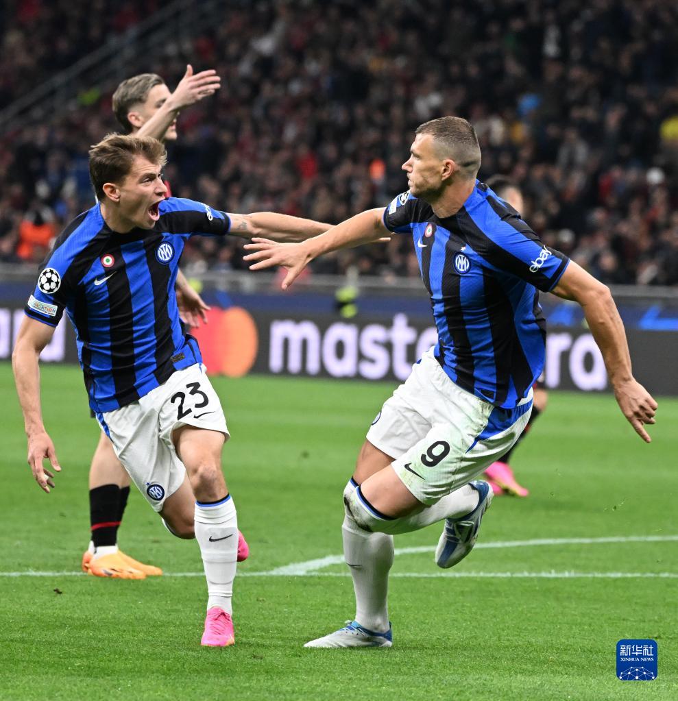 球迷说把自己的膝盖借给内马尔，内马尔调侃：那我得要俩（球迷称愿把膝盖借内马尔，内马尔打趣：那我得要两只）