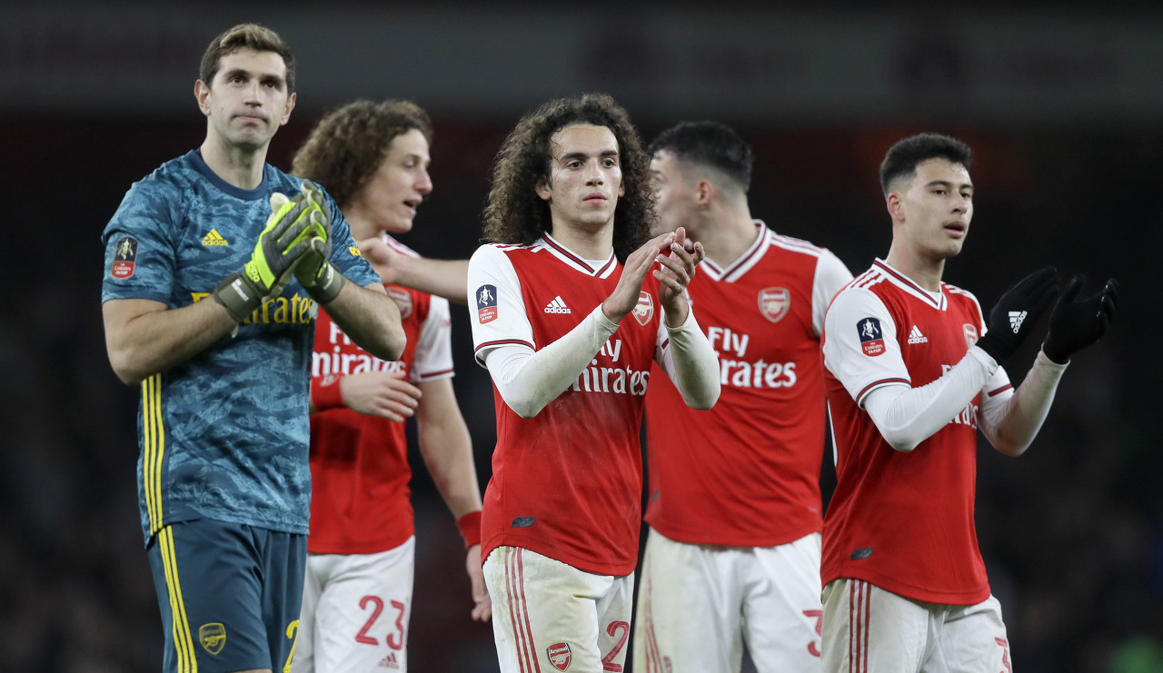 一斯佩齐亚球迷掉进看台和球场之间的沟里，被送进重症监护室（斯佩齐亚一球迷坠入看台与球场间沟渠，已送入重症监护室）