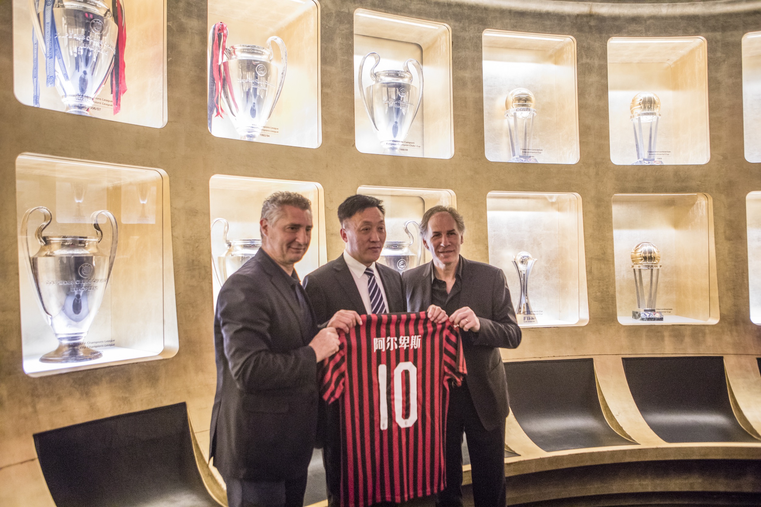 教练表情太真实笑喷球迷（教练表情太到位，球迷笑翻天）