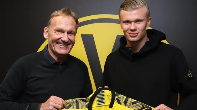 西甲半场：亚当斯门前造险，瓦伦西亚暂0-0塞维利亚（西甲半场：亚当斯制造门前险情，瓦伦西亚暂与塞维利亚0-0）