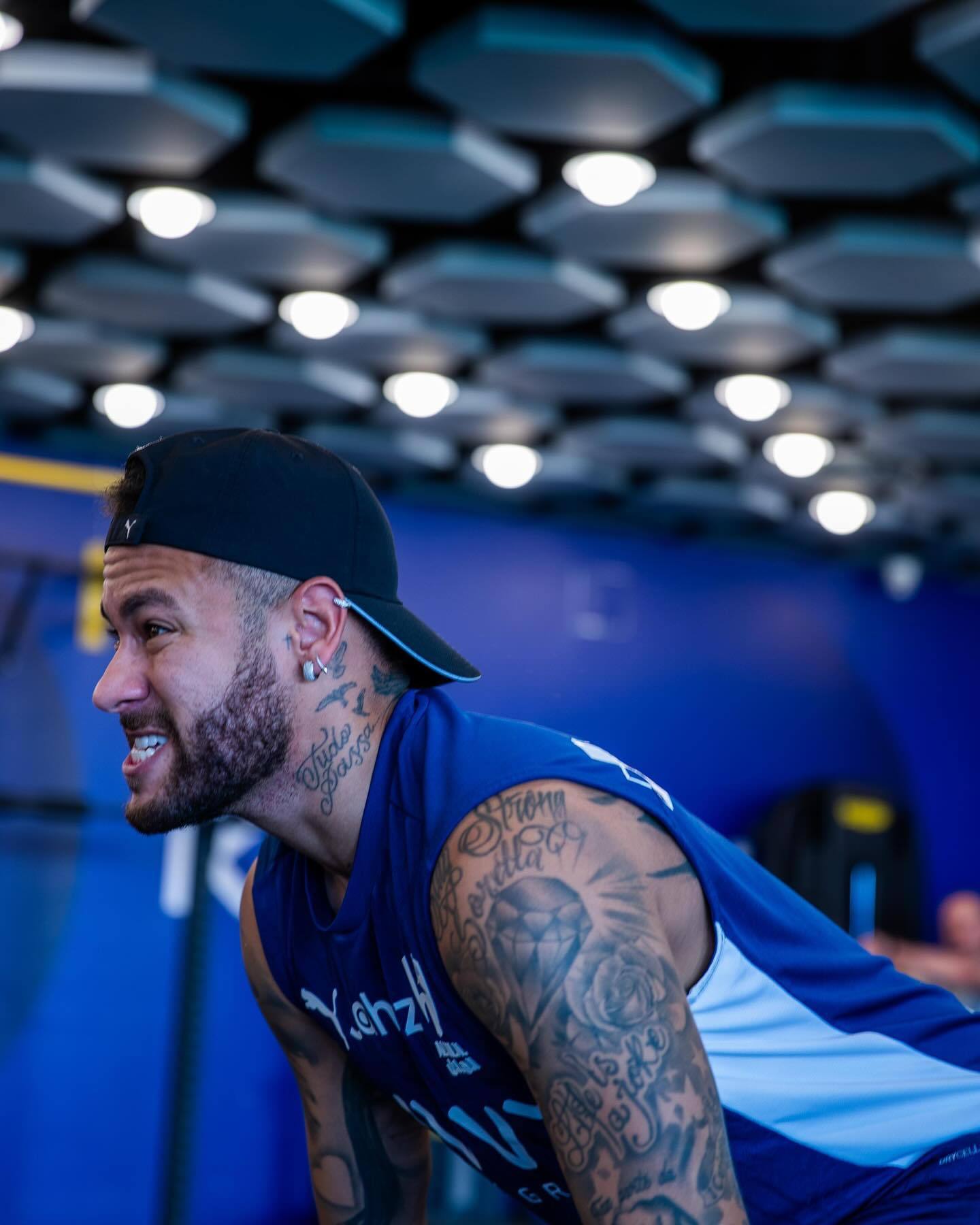 独领风骚，目前欧冠前8球队英超占4席，其余四大联赛各出1队（欧冠八强英超占据半壁江山，其余四大联赛各仅一队晋级）