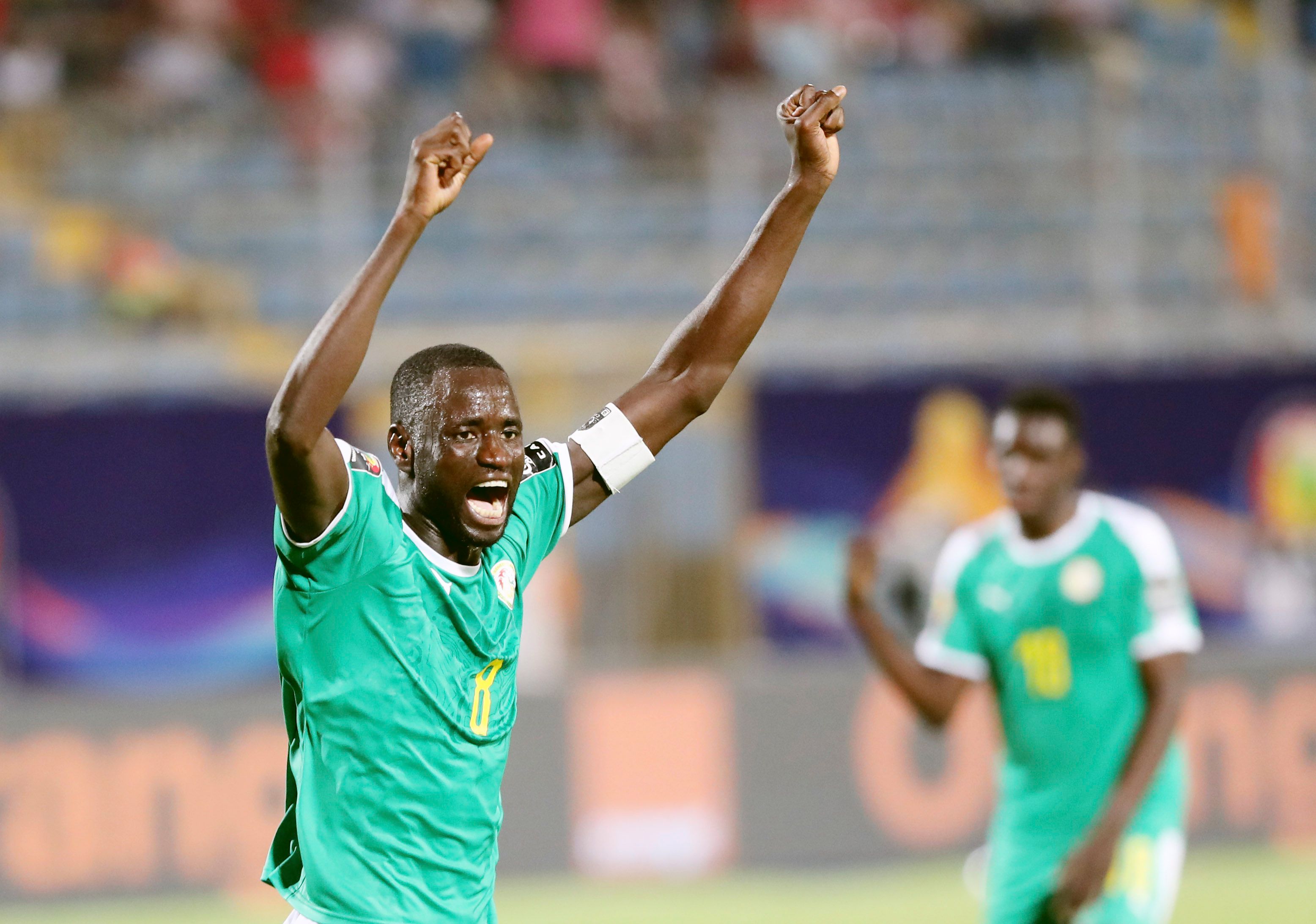 超高人气，一印度女球迷接机时手举标语：梅西，拯救印度足球（人气爆棚，印度女球迷机场举牌呼喊：梅西，请拯救印度足球）