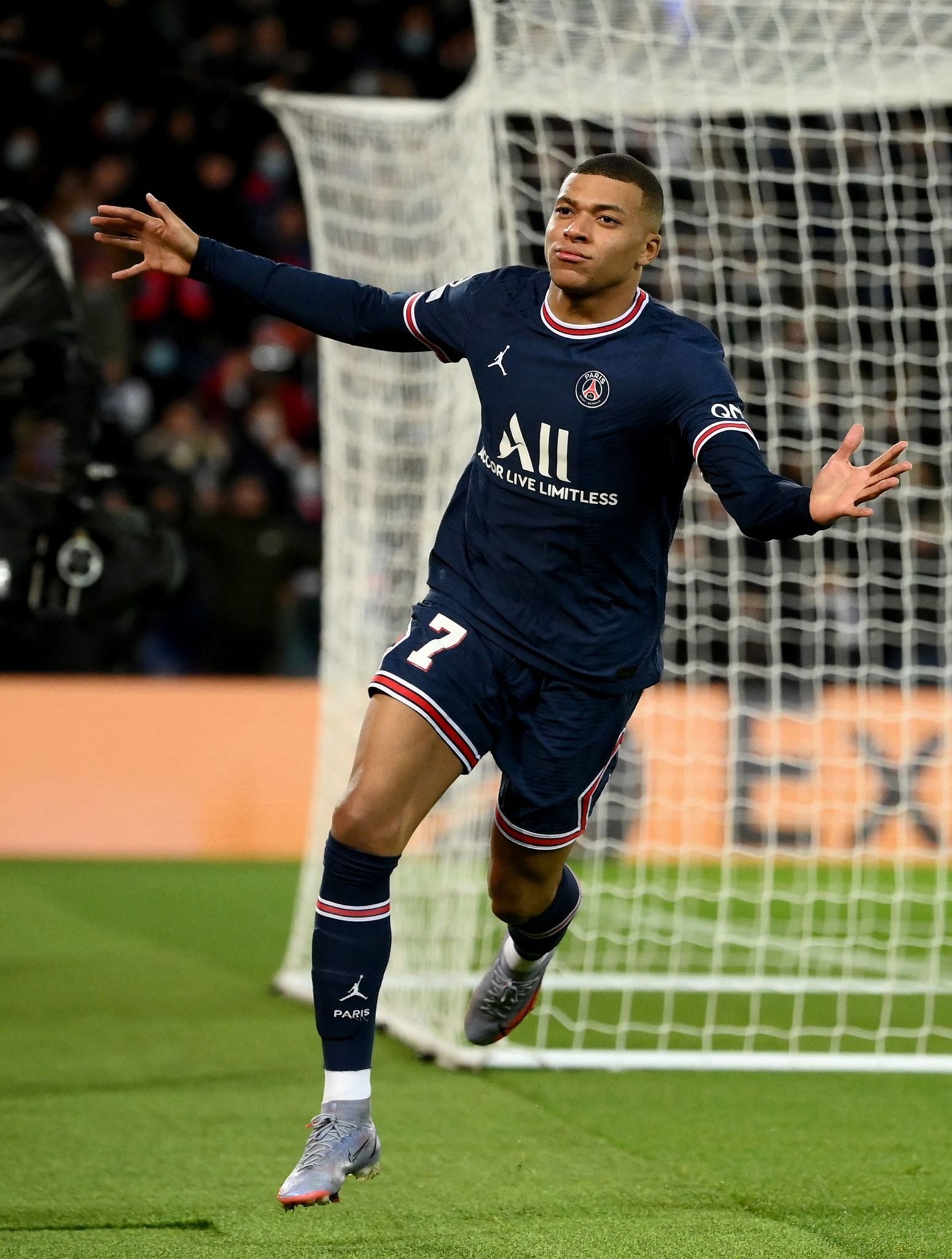 冠绝欧洲！凯恩19年起世预赛、欧预赛狂轰40球，超C罗8球（凯恩自2019年世预赛+欧预赛轰入40球，欧洲称王，领先C罗8球）