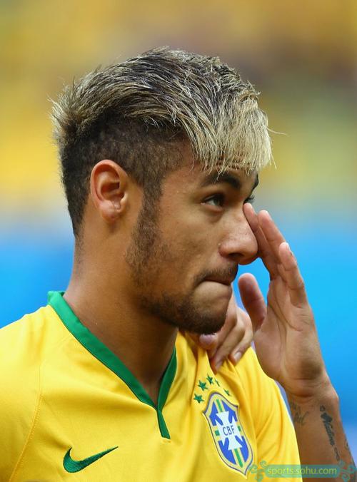 李嗣镕姐弟俩观战足协杯决赛，姐姐晒明媚穿搭，与张稀哲合影（李嗣镕姐弟亮相足协杯决赛现场，姐姐晒活力穿搭并与张稀哲合影）