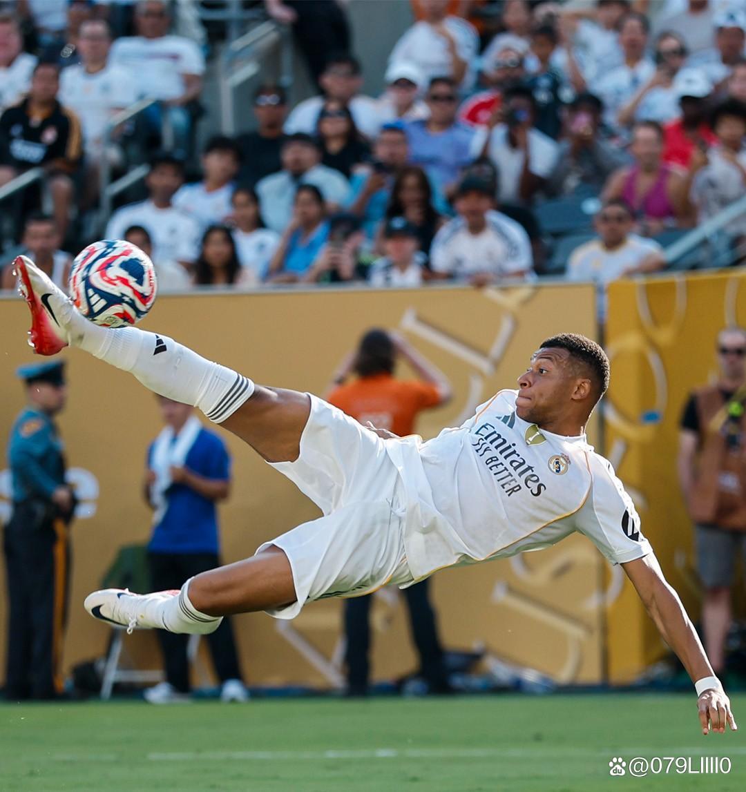 全网首发，足球纪录电影《决战梭鱼湾》明日12：00登陆爱奇艺（明日12：00，足球纪录电影《决战梭鱼湾》全网首发，上线爱奇艺）