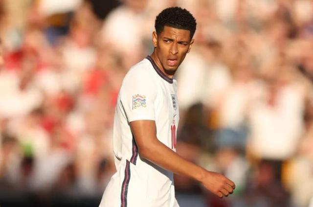 NBA官方新秀榜：弗拉格重回榜首，奎因升至第三（NBA官方新秀榜更新：弗拉格重返第一，奎因跃升第三）