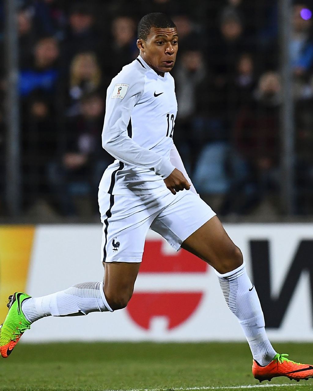 吉格斯：梅努应留在曼联，租借去其他球队也要花时间适应（吉格斯建议梅努留在曼联：外租至他队同样需要适应期）