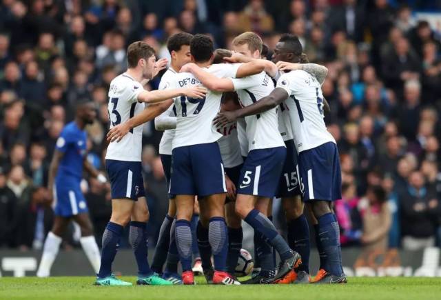 西甲16队结束15轮，姆巴佩16球领跑射手榜，巴萨、皇马多点开花，明日西甲开战。（16队战罢西甲15轮，姆巴佩16球居首；巴萨皇马多点开花，新一轮明日开战）